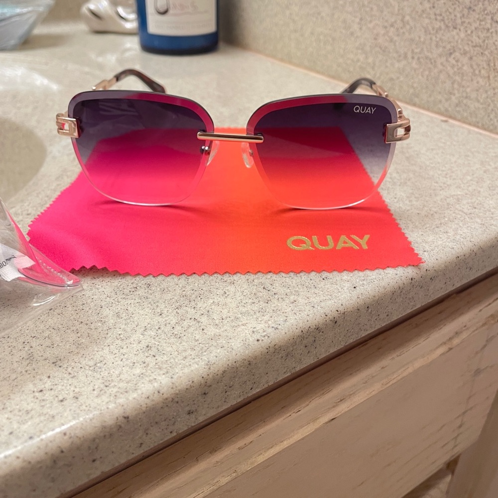 Quay sunglasses- No cap! Like new! 🕶️☀️